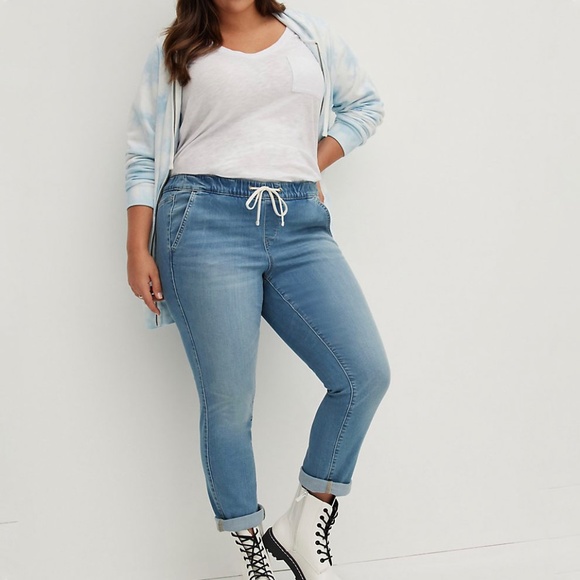 Torrid Pull-On Boyfriend Straight Super Soft Mid-Rise Jean - Picture 9 of 12